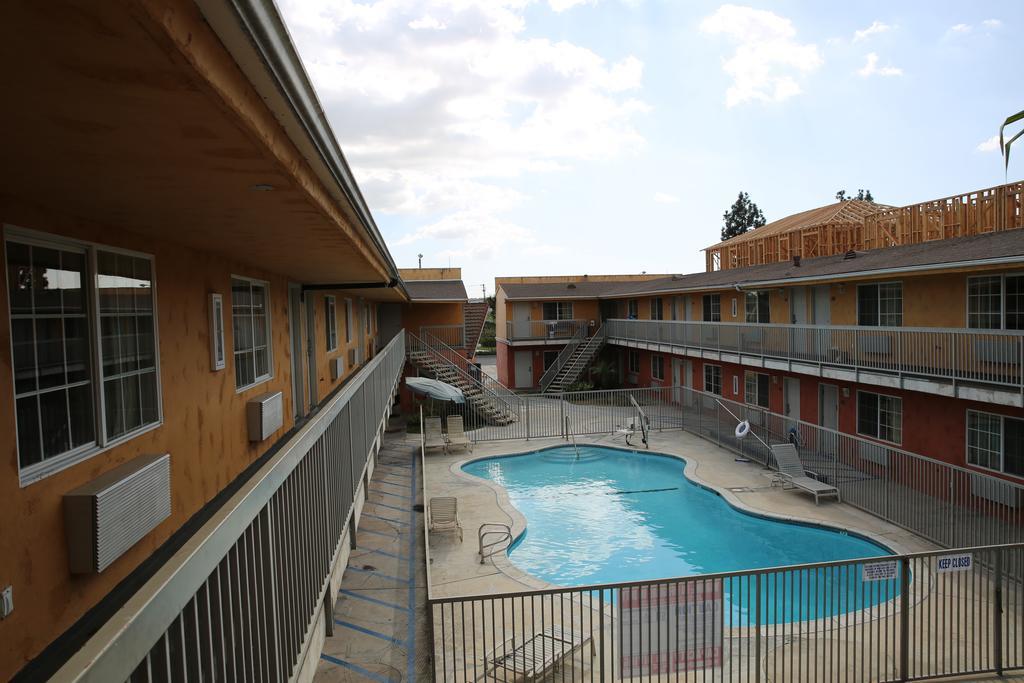 Chateau Inn & Suites Дауни Экстерьер фото