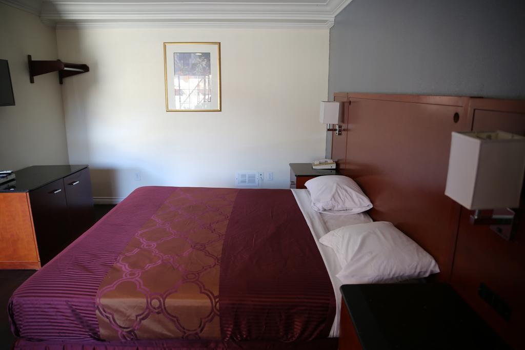 Chateau Inn & Suites Дауни Экстерьер фото